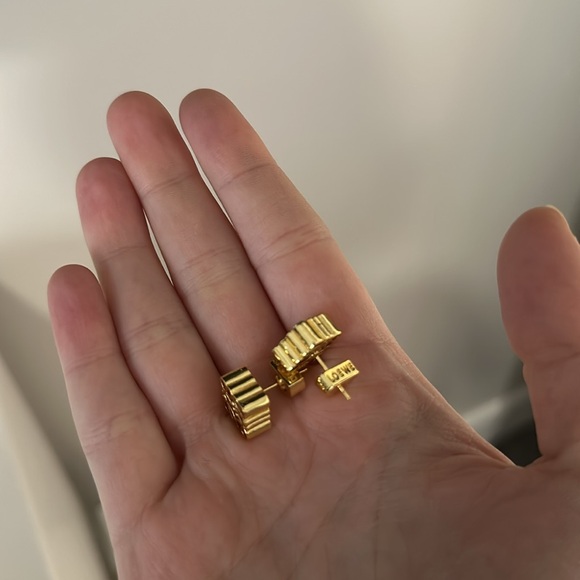 NWOT “L” Inspired 18K Gold Square Cubic Hole Hollow Textured Stud Earrings - Picture 8 of 9